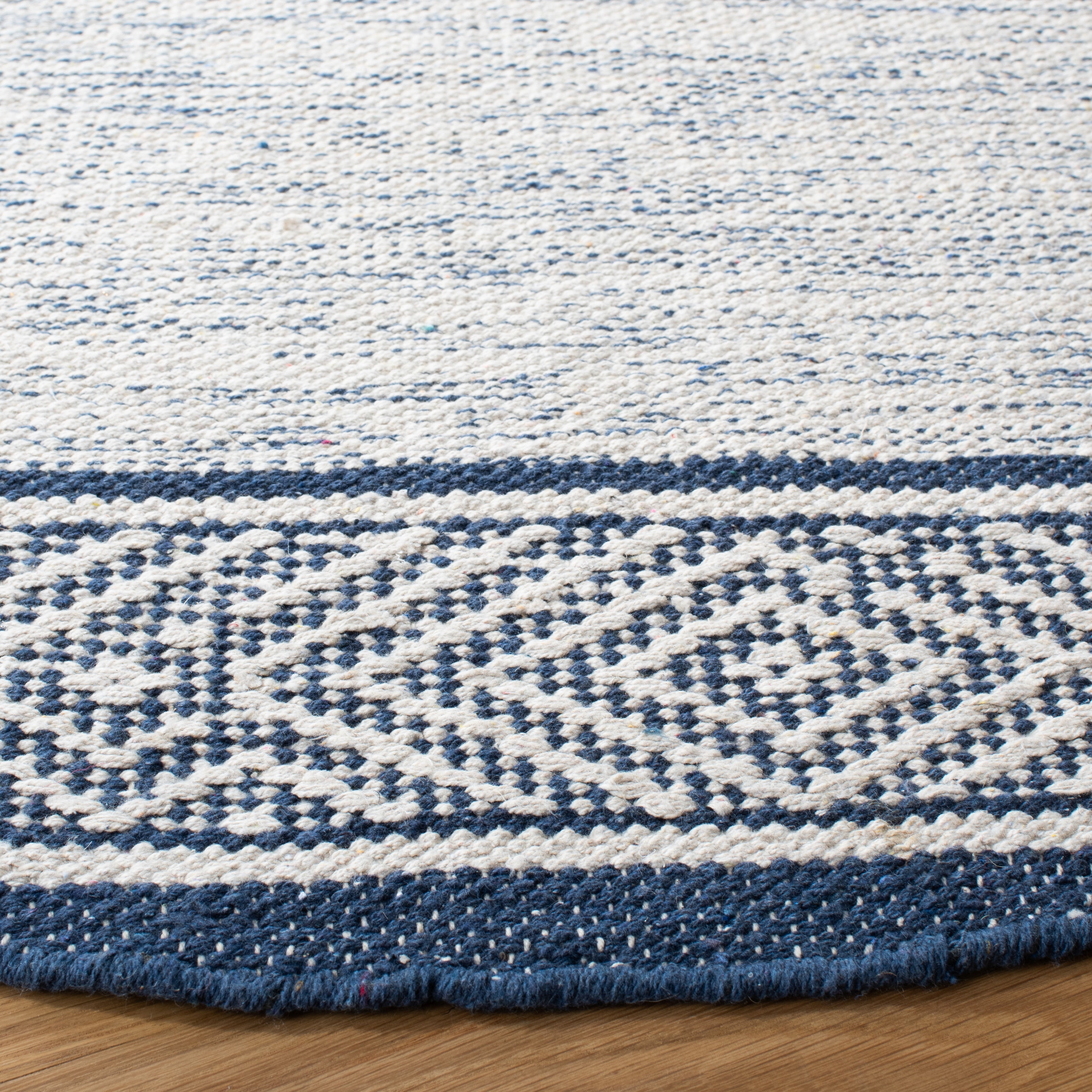 SAFAVIEH Montauk Zaman Diamond Cotton Area Rug, Ivory/Navy, 6' x 6' Round