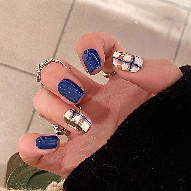 Uñas postizas cuadradas cortas, diseños de bricolaje en forma de remolino marrón y azul con uñas postizas de cubierta completa, pegamento brillante en las uñas, decoraciones de uñas, uñas acrílicas ar