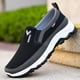 thumbnail image 2 of Zapatos casuales de malla de verano para hombre, sin cordones, antideslizantes, resistentes al desgaste, cómodos, transpirables, para personas de mediana edad y mayores, 2 of 5