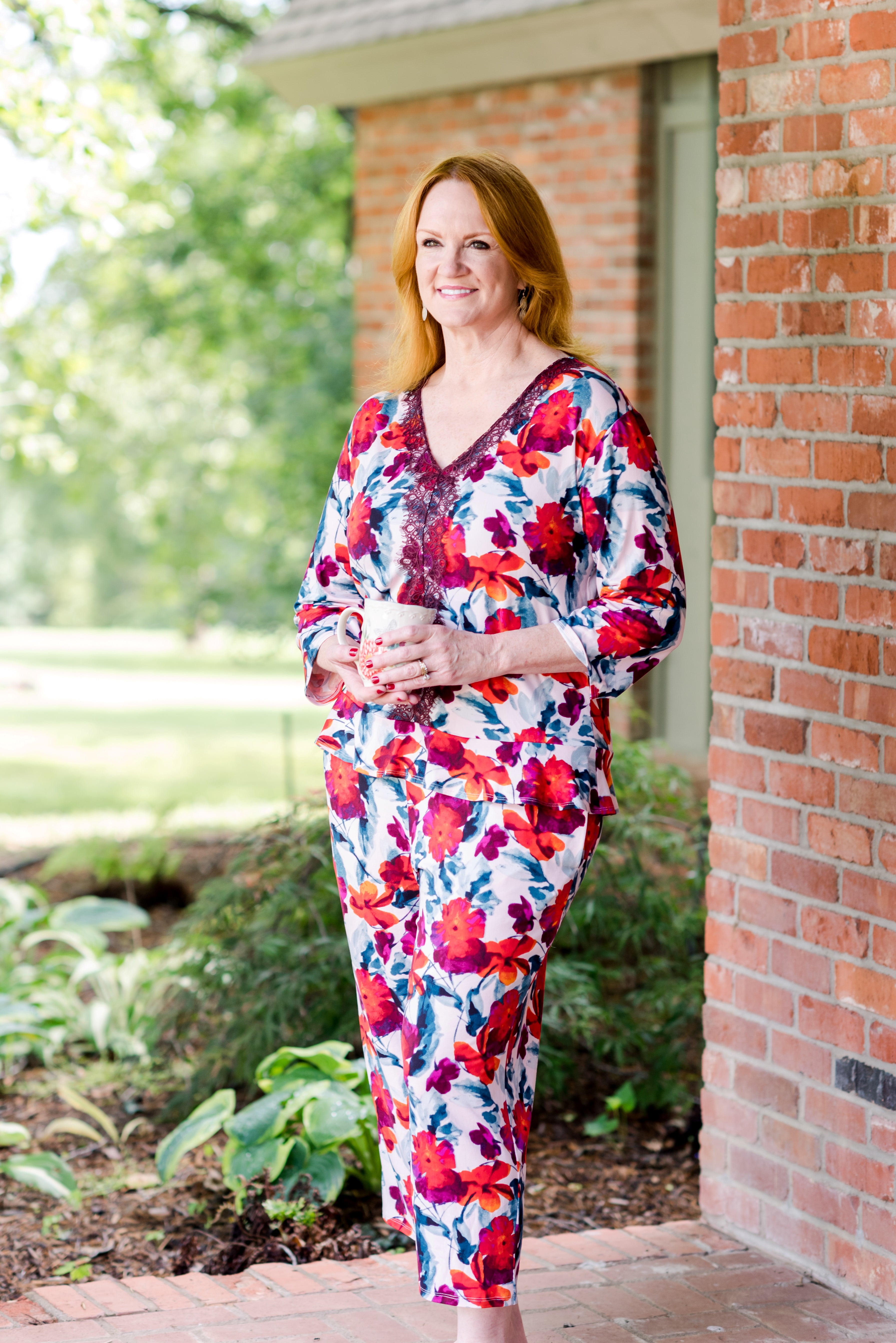 The Pioneer Woman 3/4 Sleeve V-Neck Top and Cropped Pant Pajama Set, 2-Piece, Women's