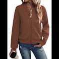 thumbnail image 3 of Chaqueta Informal de Mujer con Cuello Alto y Cremallera, Ideal para Otoño. Conjuntos con Bolsillos. Color Caramelo 4XL, 3 of 9