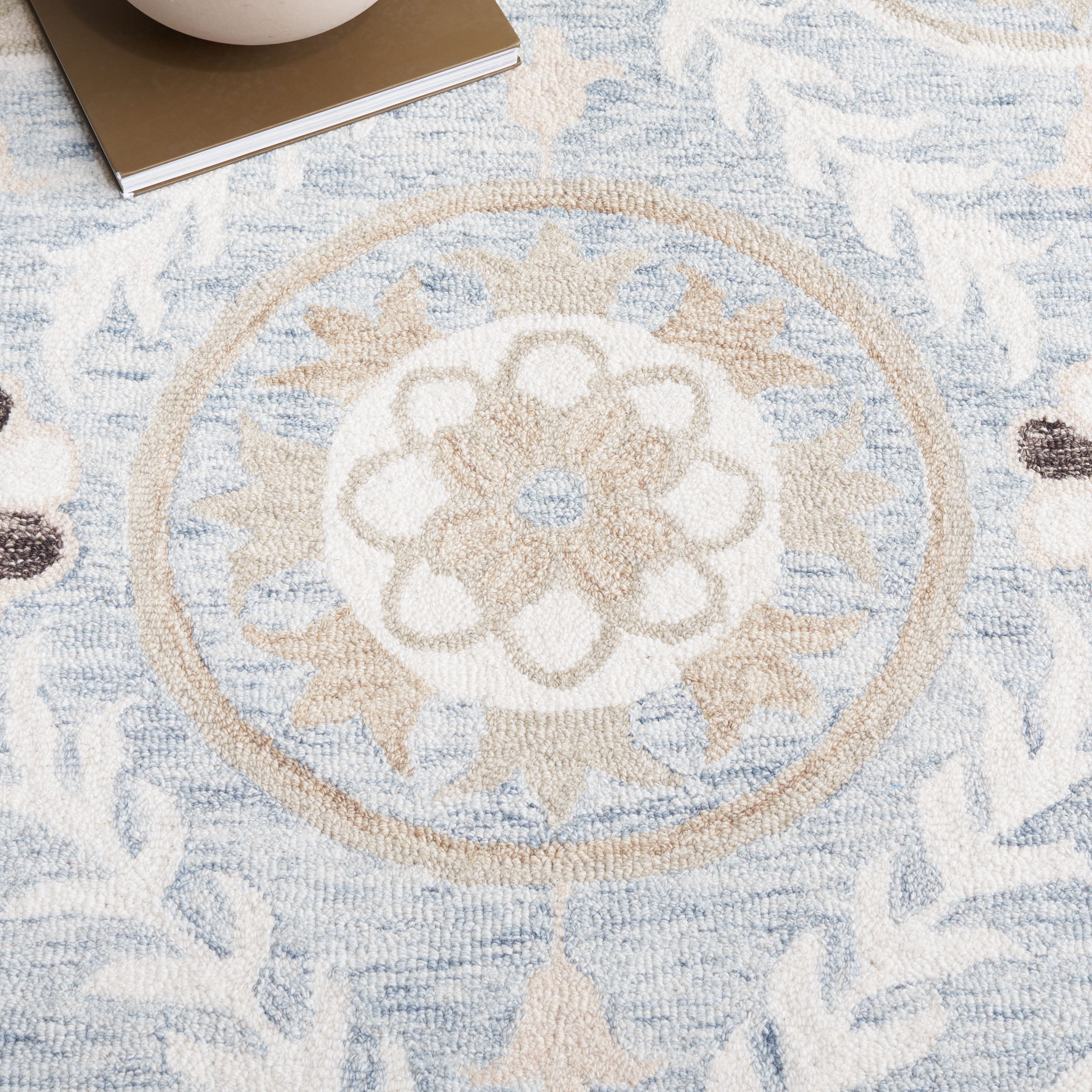 SAFAVIEH Jardin Willoughby Floral Runner Rug, Light Gray/Ivory, 2'3" x 8'