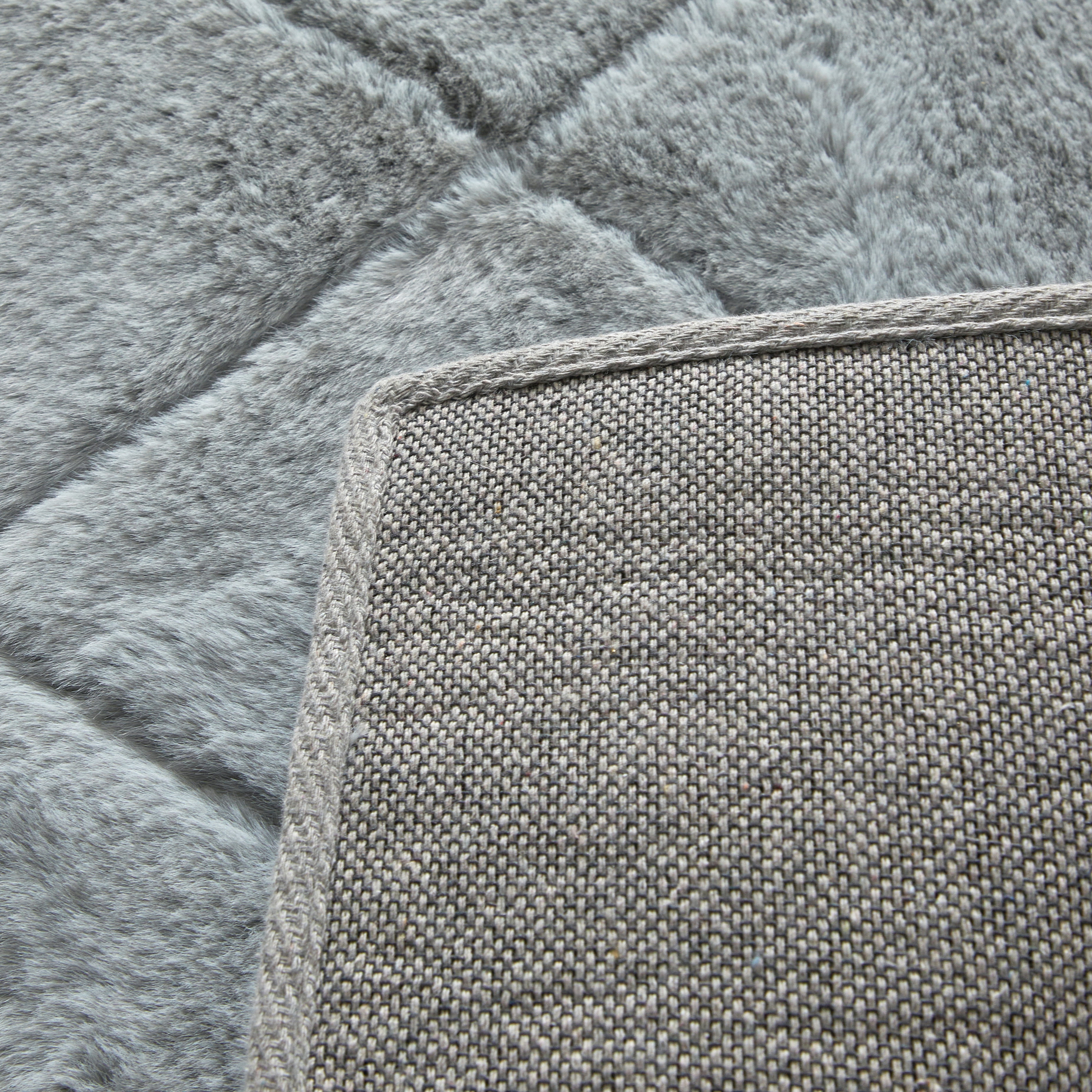 Better Homes & Gardens Diamond Faux Fur Bedroom Rug, Gray, 5'x7'