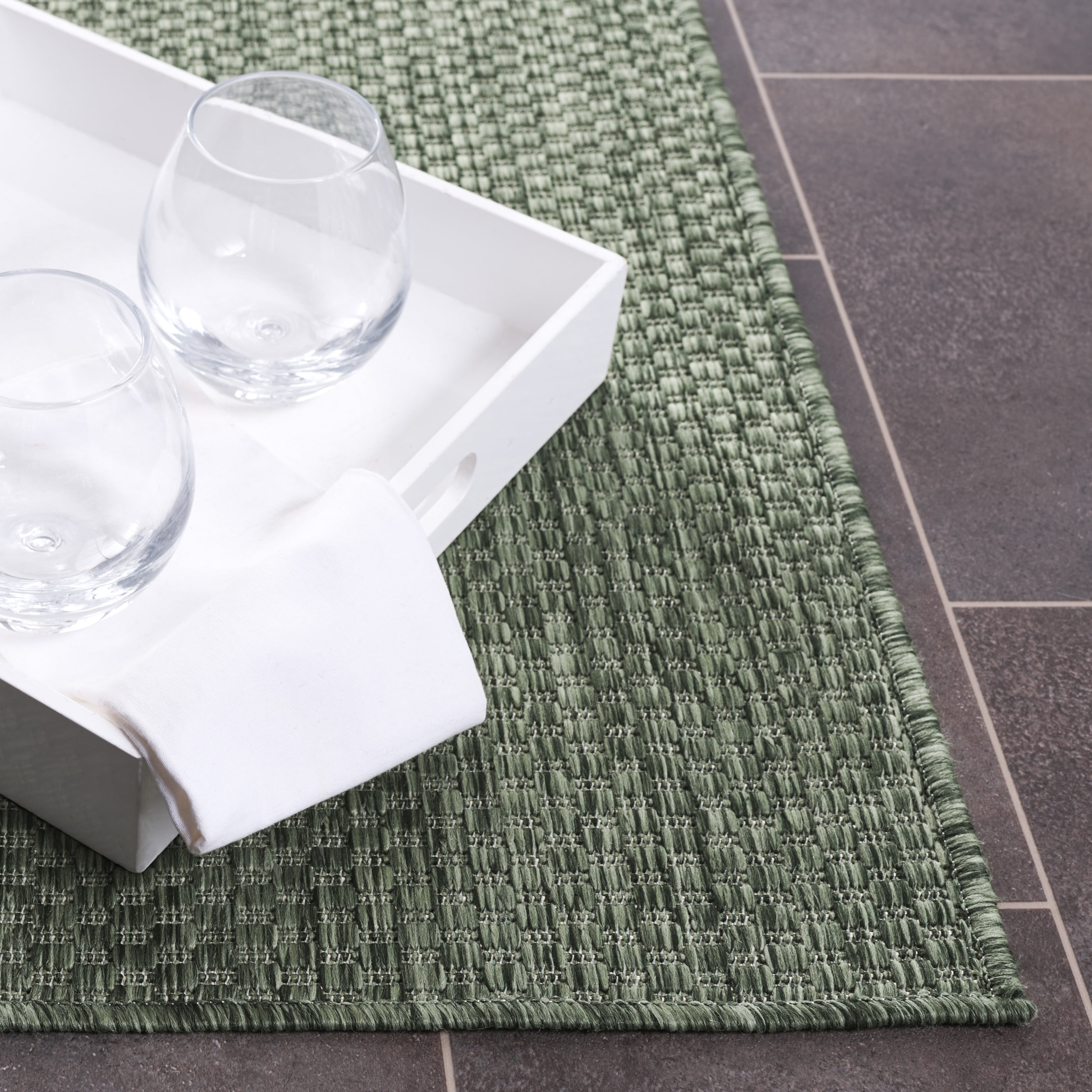 SAFAVIEH Beach House Jacinth Solid Indoor/Outdoor Area Rug, Green, 6'7" x 6'7" Square