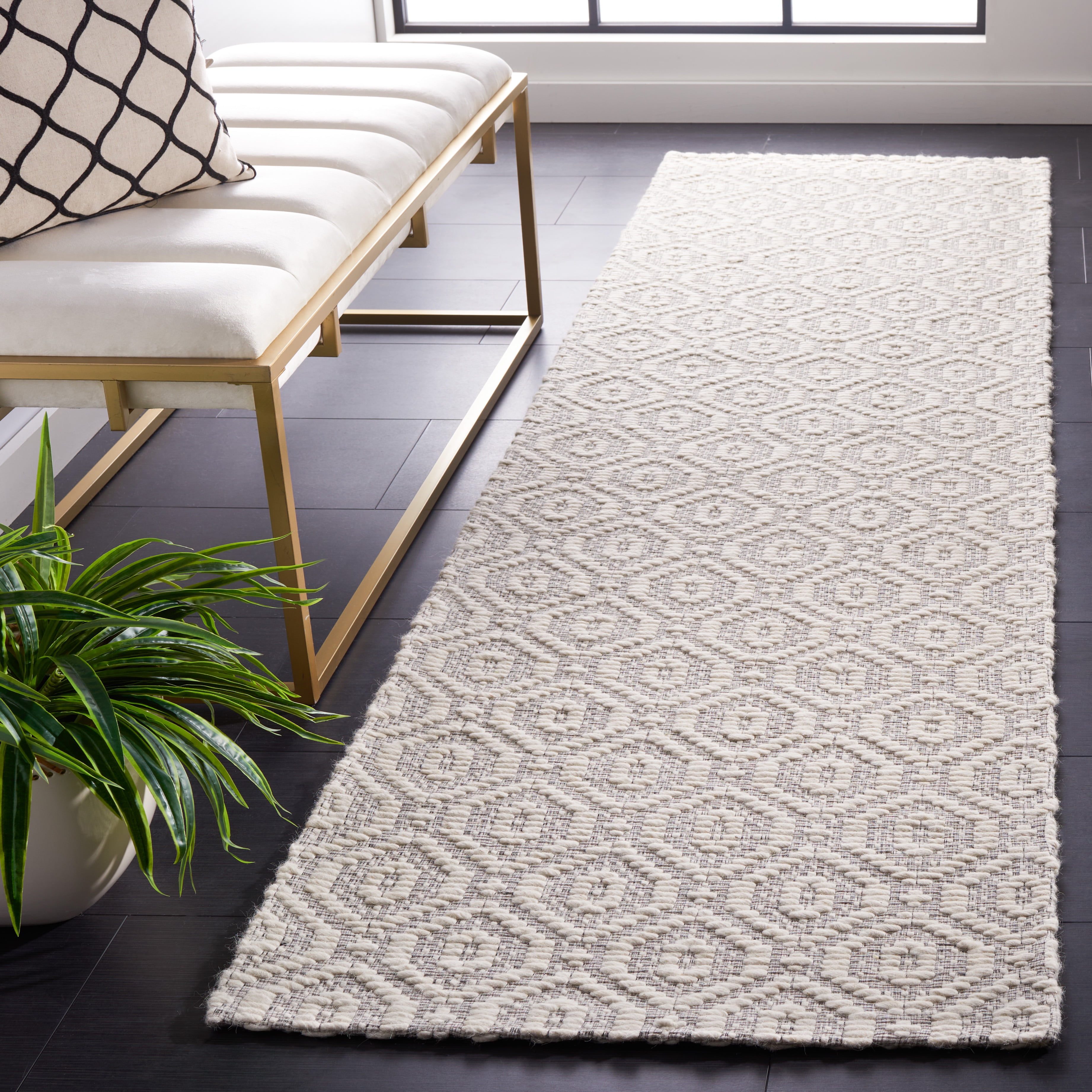 SAFAVIEH Marbella Fabiana Geometric Runner Rug, Ivory/Beige, 2'3" x 9'