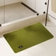 thumbnail image 4 of Tapete superabsorbente con base de goma antideslizante, lavable y supersuave para un secado rápido, ideal para baño, dormitorio y bañera, de Front Door Aestivo | Verde | AESTIVO, 4 of 8