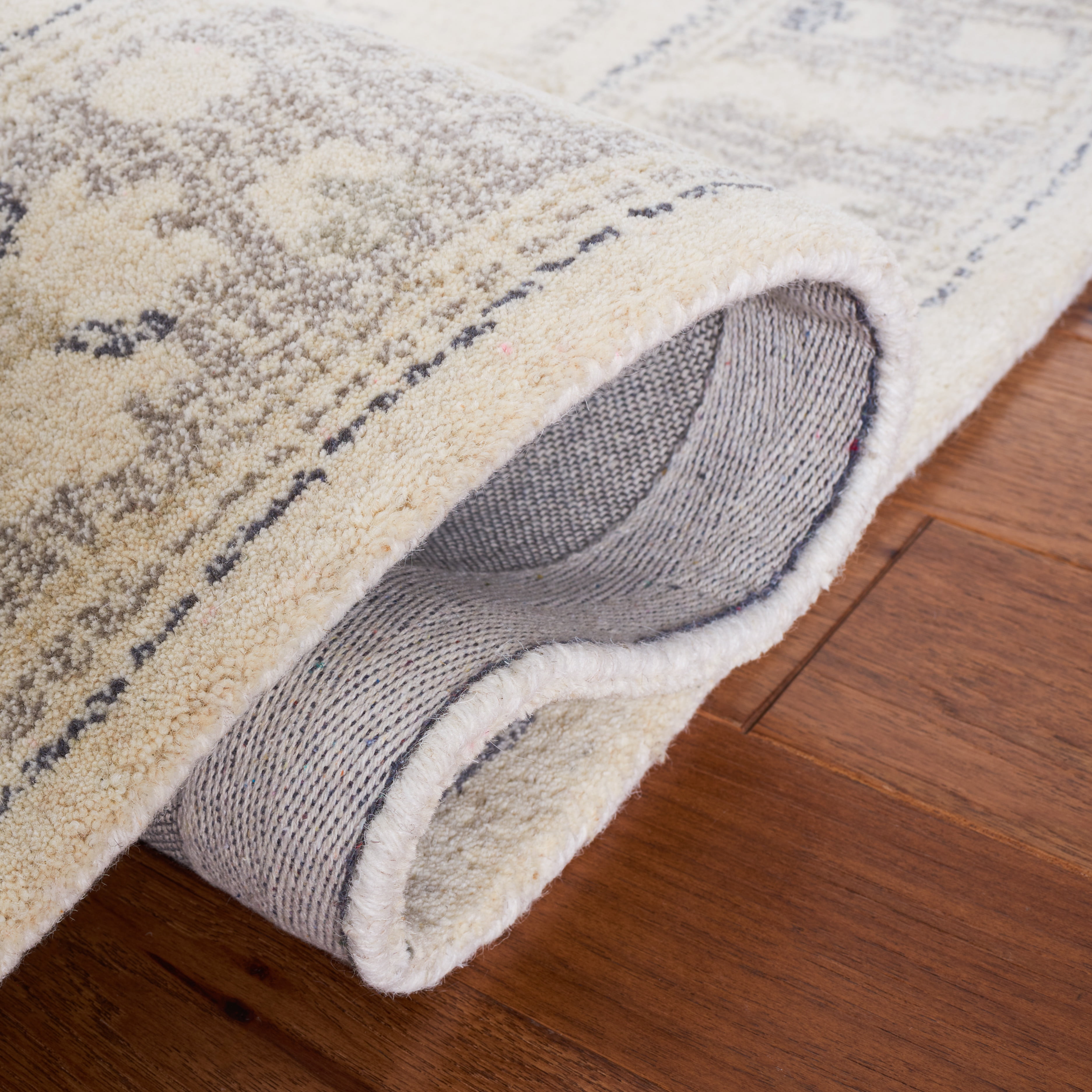 SAFAVIEH Metro Marion Medallion Area Rug, Ivory/Beige, 4' x 6'