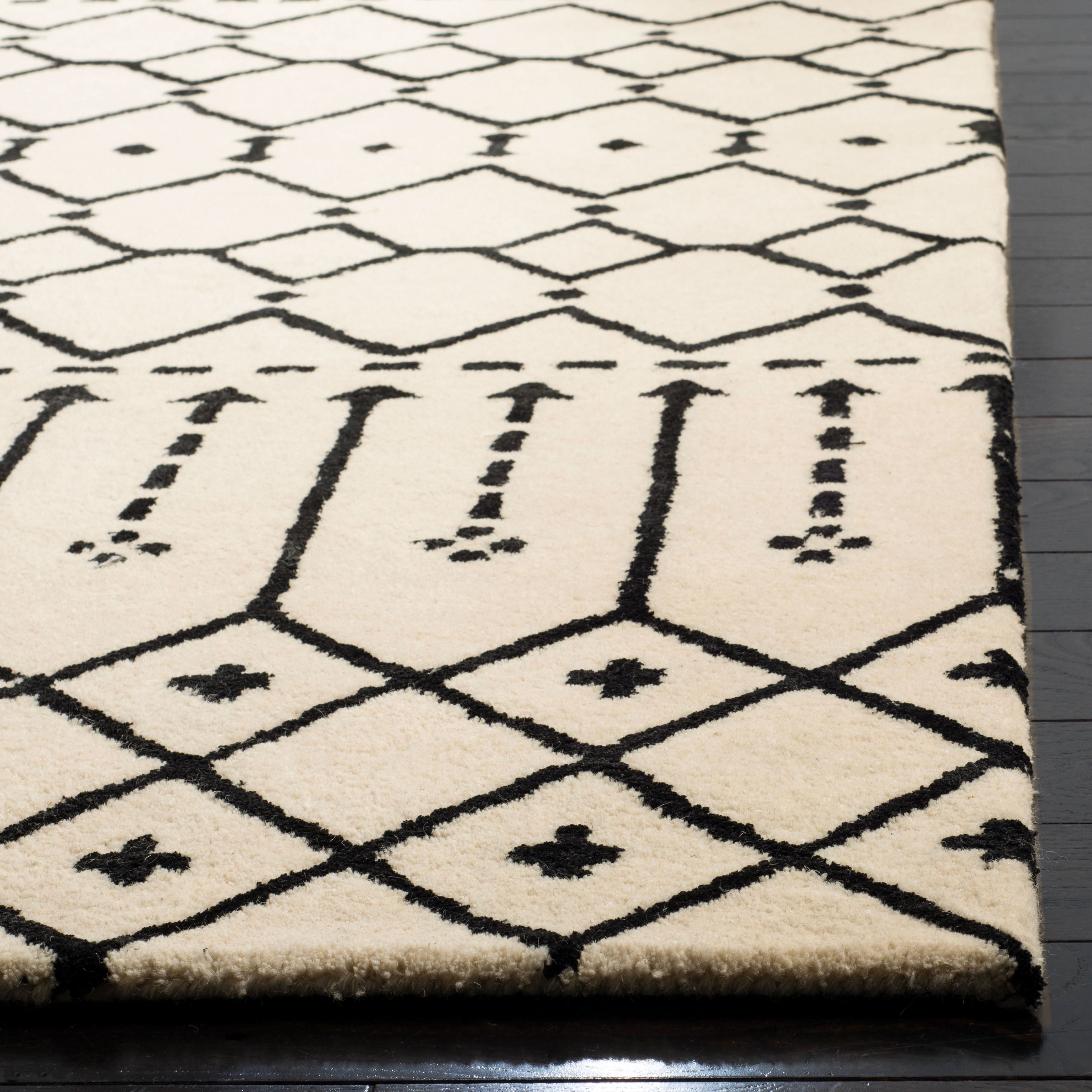 SAFAVIEH Himalaya Darin Geometric Wool Area Rug, Ivory/Black, 6' x 9'
