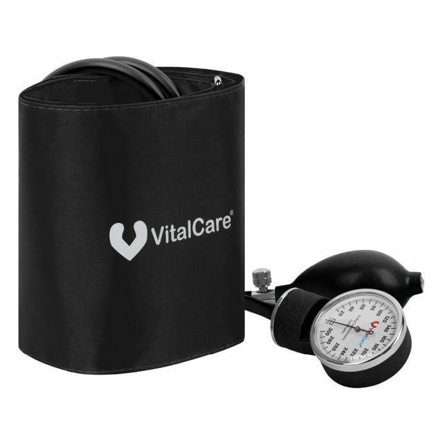 baumanómetro aneroide con brazalete amplio color negro Vital Care, vista frontal con manómetro analógico redondo y pera de inflado negra a la derecha y brazalete de tela negra abierto con logo VitalCare a la izquierda; brazalete para circunferencias 22–45 cm, rango 0–300 mmHg y valor de escala mínima 2 mmHg, instrumento para medición auscultatoria de presión arterial por personal capacitado.