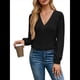 thumbnail image 3 of Camiseta Informal de Larga con Cuello en V y para Mujer, Color Liso Negro L, 3 of 9
