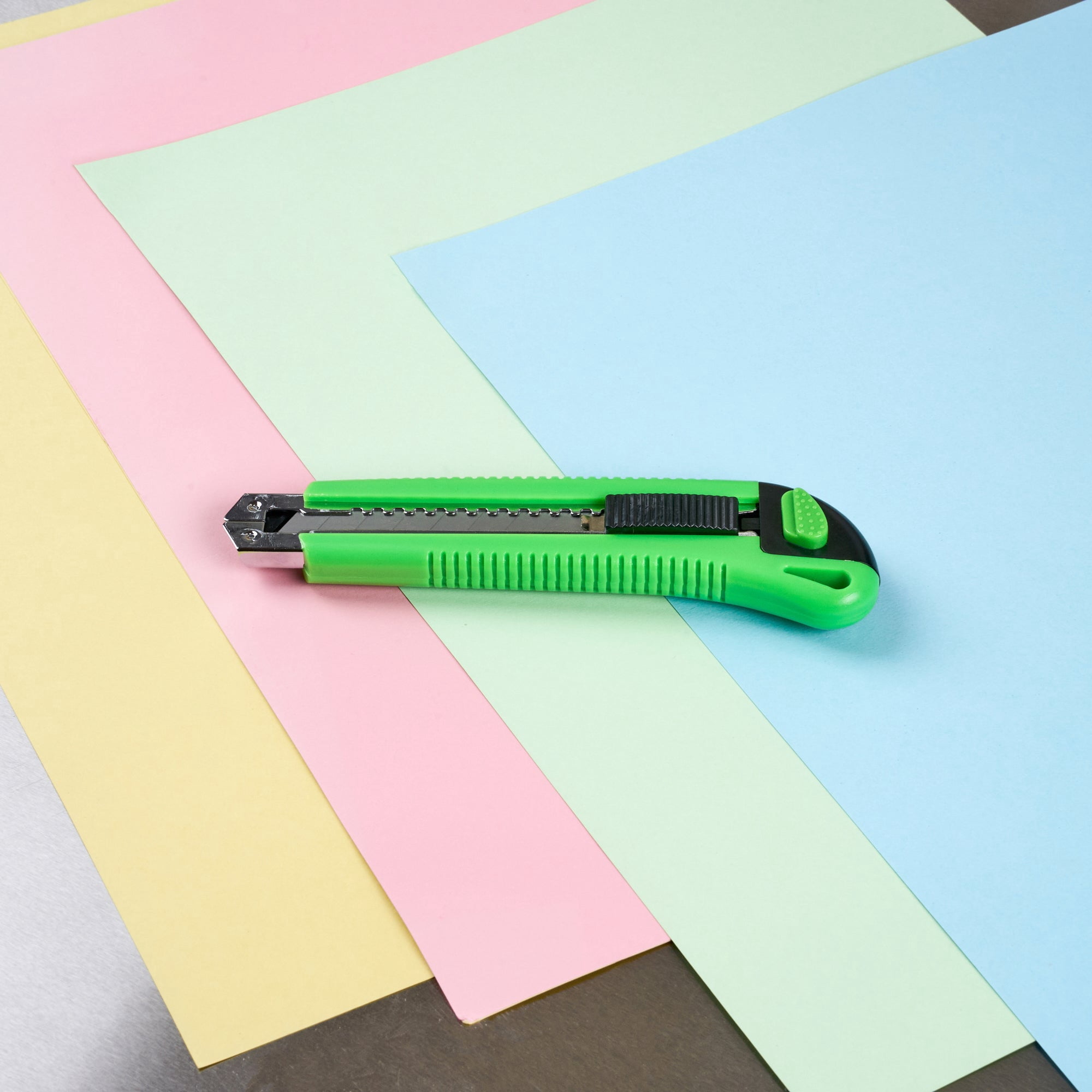 Restaurantware-Handy Tek 6.7 Inch Snap Off Blade Knives, 12 Retractable Box Cutters - Includes 36 Sharp Blades, 18mm Wide, Green Plastic Auto Loading Utility Knives, Built-In Lock, Ergonomic Handle