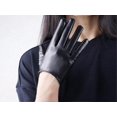 thumbnail image 4 of Guantes cortos de cuero negros para mujer, con pantalla táctil, de piel sintética de cordero, suaves, elegantes, hechos a mano, sin forro, para disfraz de noche, vestido de fiesta, 16 cm., 4 of 5