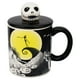 thumbnail image 1 of Taza Grande Cerámica con Tapa Esculpida en 3D, Diseño Jack Skellington, El Extraño Mundo de Jack, Capacidad 532 ml, Negro, 1 of 4