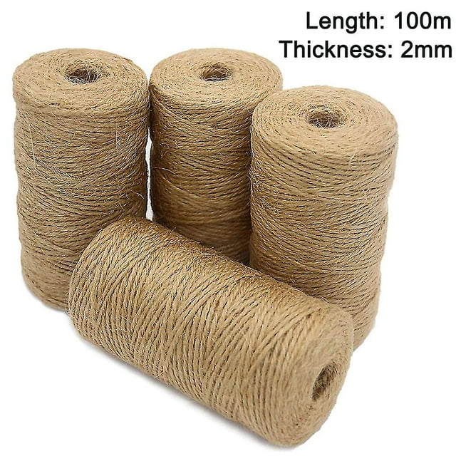 4 hilos de yute natural de 100 m, hilo de decoración para manualidades de 2 mm, muy adecuado para manualidades de decoración del hogar, cuerda de cáñamo fina tejida a mano — cuatro rollos en vista 3/4, cordel marrón claro de yute con textura fibrosa y grosor de 2 mm; cada carrete contiene 100 m (328 pies), uno tumbado en primer plano sobre fondo blanco; ideal para manualidades, embalaje, decoración de bodas y jardinería.