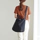 thumbnail image 4 of Bolso grande de nailon para mujer | Bolso bandolera impermeable de 35 l para el trabajo, la escuela, el gimnasio y viajes | Con cierre, ligero y con bolsa de malla | Negro, verde militar, azul marino, 4 of 7