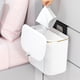 thumbnail image 5 of Bote de basura de pared montado blanco con tapa, adecuado para hogar, baño, cocina, dormitorio, pequeño, 5 of 6