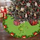 thumbnail image 1 of Falda de árbol de Navidad verde Falda de árbol de Navidad, falda de árbol de Navidad roja y verde Collar de falda de árbol de Navidad suave Decoración navideña Falda de árbol de Navidad de metal, 1 of 8