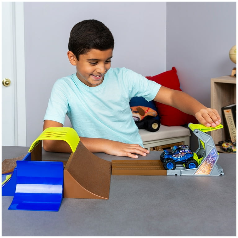 ミニカー MONSTER JAM CHAMP RAMP FREESTYLE Monster Jam, Official Champ Ramp Freestyle Playset Featuring