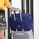 thumbnail image 5 of Bolsa de viaje plegable | Equipaje de mano deportivo para mujeres y niñas | Nailon resistente al agua | Capacidad de 25 l | Bolsa de fin de semana ligera y plegable | Negro, azul marino, gris y vino, 5 of 6