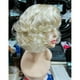 thumbnail image 3 of Peluca Marilyn Monroe peluca corta rizada rubia clara peluca sintética para mujer Halloween Cosplay y disfraz diario con gorro de peluca Sailing  Electrónica, 3 of 4