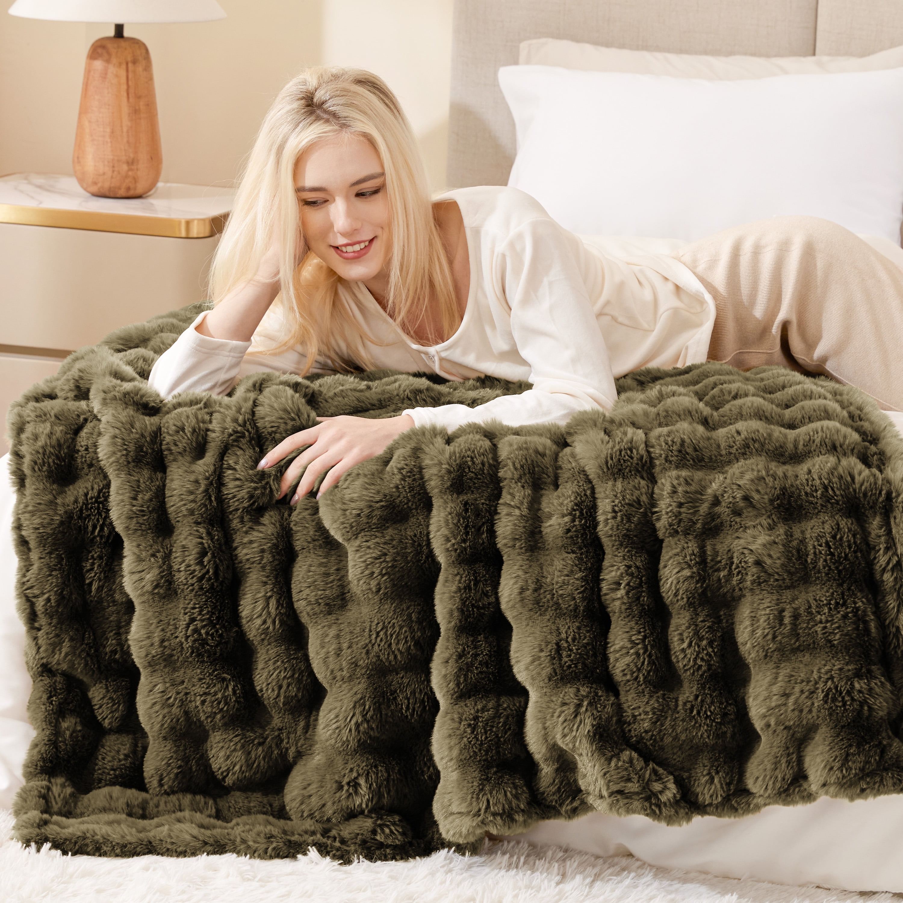 Love's cabin Faux Rabbit Fur Fleece Throw Blanket for Couch, Soft Plush Fuzzy Double-Sided Bubble Fluffy Blanket, 50" x 60", Dark Green
