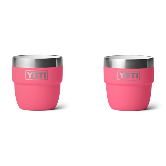 taza yeti rambler de acero inoxidable con aislamiento al vacío de 120 ml, paquete de 2 par de vasos apilables de 120 ml en acero color rosa con borde superior de acero pulido y logo YETI; forma corta y ancha apta para portafiltros, interior con forro de cerámica DuraSip visible, colocados sobre fondo blanco; a menudo usados para servir espressos individuales o como vasos pequeños para catas.