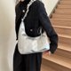 thumbnail image 3 of Bolso de diseño exclusivo con pliegues para el hombro, nueva colección otoño/invierno 2025, bolso pequeño de moda y personalidad para mujer, bolso de hombro para el día a día., 3 of 10