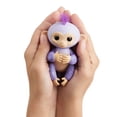 thumbnail image 3 of Jouet bébé singe scintillant Kiki de Fingerlings, 3 of 3