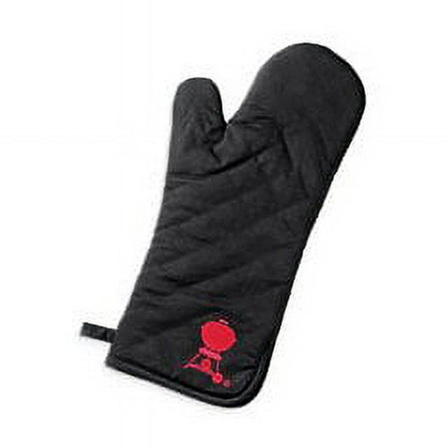 weber guante manopla negro 100% algodón, vista frontal centrada de manopla alargada en negro con costuras acolchadas y logotipo Weber rojo en la base; diseñado para proteger mano y antebrazo del calor al manipular rejillas y accesorios de asador; a menudo usado también para cocinar a la parrilla.