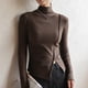 thumbnail image 3 of Camiseta básica de manga larga para mujer: cuello alto, corte ajustado, elástica y ligera, blusa para combinar con otras prendas, ideal para hacer ejercicio o para un look informal., 3 of 3