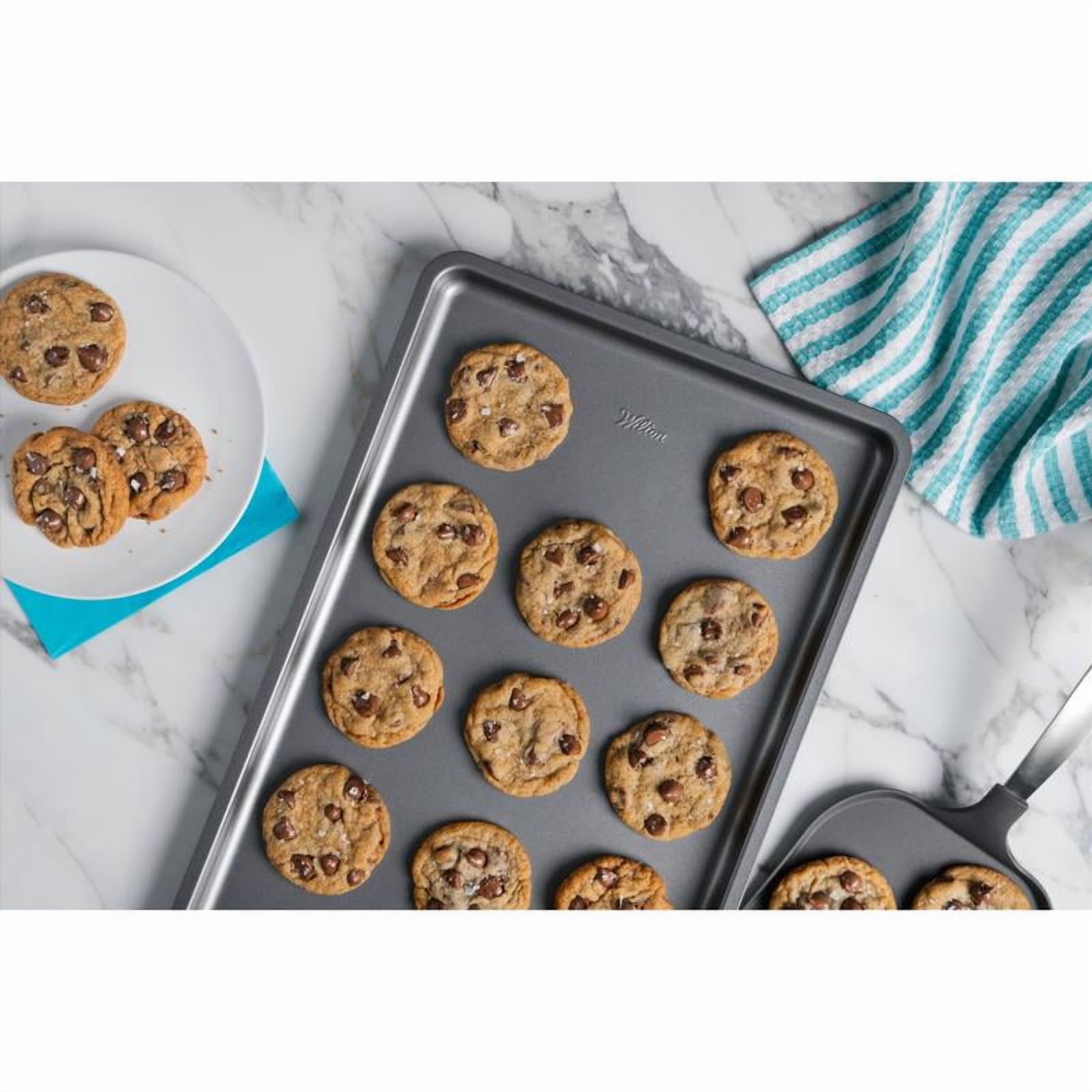 Wilton 6086366 17 x 11 in. Silver & Black Baking Sheet - Pack of 6