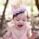 thumbnail image 5 of Baby's First Birthday Crown Rose Flower Encaje de malla Tocado Baby Girl 1st Birthday Hat Artículos de fiesta Sombrero de cumpleaños Photo Prop Diademas Accesorios para el cabello (rosa claro), 5 of 5