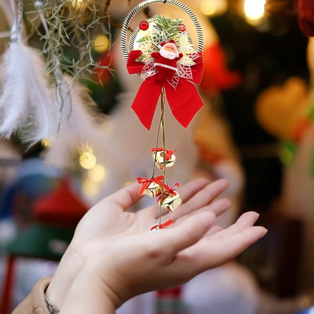 Escena navideña: Árbol de Navidad decorado, anciano con colgante