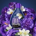 thumbnail image 4 of Suavizante de telas Downy Romance, perfume sofisticado toque de lírios y jazmín, 2.6 l, 4 of 5