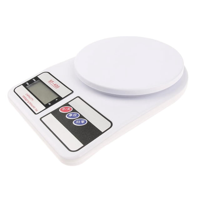básculas digitales para alimentos kusrkot con pantalla lcd 7000 g herramienta básica para hornear y cocinar, vista 3/4 de báscula blanca con plato circular de 145 mm, pantalla LCD frontal y botones de unidad/tara/encendido; carcasa de plástico apto para alimentos, tamaño 240 x 165 x 35 mm, mide en gramos y onzas y suele usarse para porcionar ingredientes al hornear.