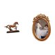 thumbnail image 1 of Figura decorativa de caballo, ideal para escritorio, estantería, sala de estar o decoración del hogar. Marco de fotos de resina ornamentado., 1 of 8