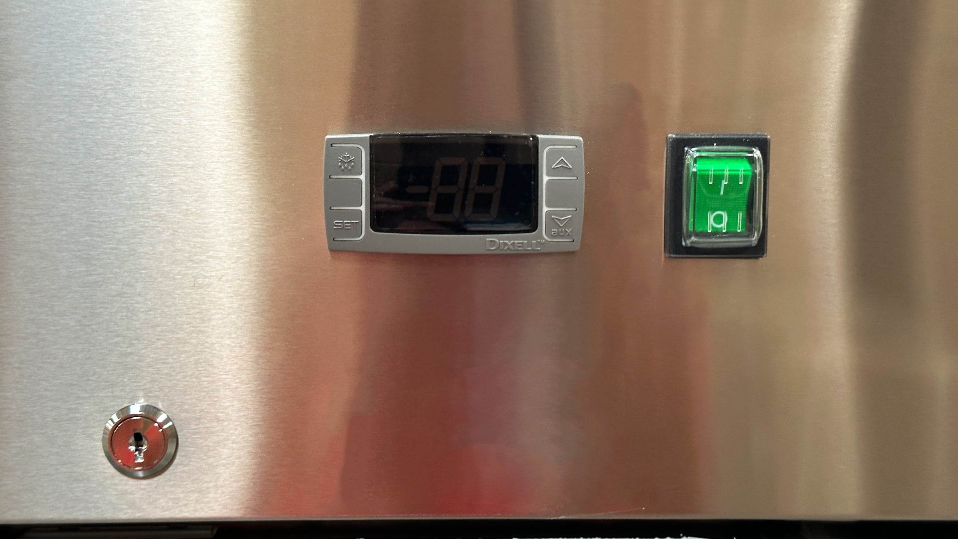 NSF 27 in. Reach-In Commercial Refrigerator 18.6 Cu.Ft. Solid Single Door Refrigerator, Upright Refrigerator in Stainless Steel