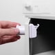 thumbnail image 2 of Cerraduras magnéticas adhesivas de seguridad para gabinetes para niños (8 cerraduras y 2 llaves), fácil instalación en segundos, sin tornillos ni perforaciones, cerraduras invisibles a prueb, 2 of 5