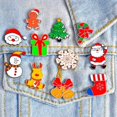 thumbnail image 4 of Paquete de 11 insignias de la serie navideña de dibujos animados, lindo Papá Noel goteando aceite, insignia, regalo, broche navideño, adornos navideños, lindo juego de pines esmaltados, alfileres de s, 4 of 5