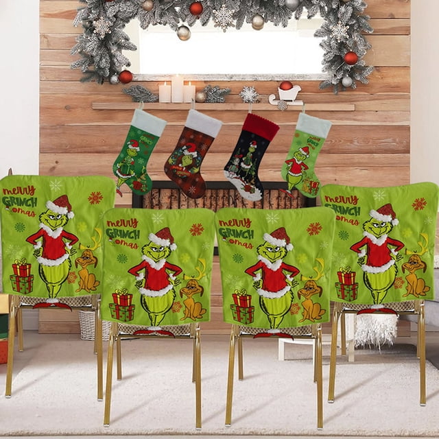 grinch christmas decorations grinch decor the grinch christmas chair back cover christmas decorations party holiday home decorations christmas dress up Verde funda para respaldo de silla 45 x 50 cm en tela no tejida con dibujo del Grinch con abrigo rojo, regalos y perro, mostrada en sillas de comedor frente a una chimenea con medias y guirnalda; adecuada para ambientar fiestas navideñas.