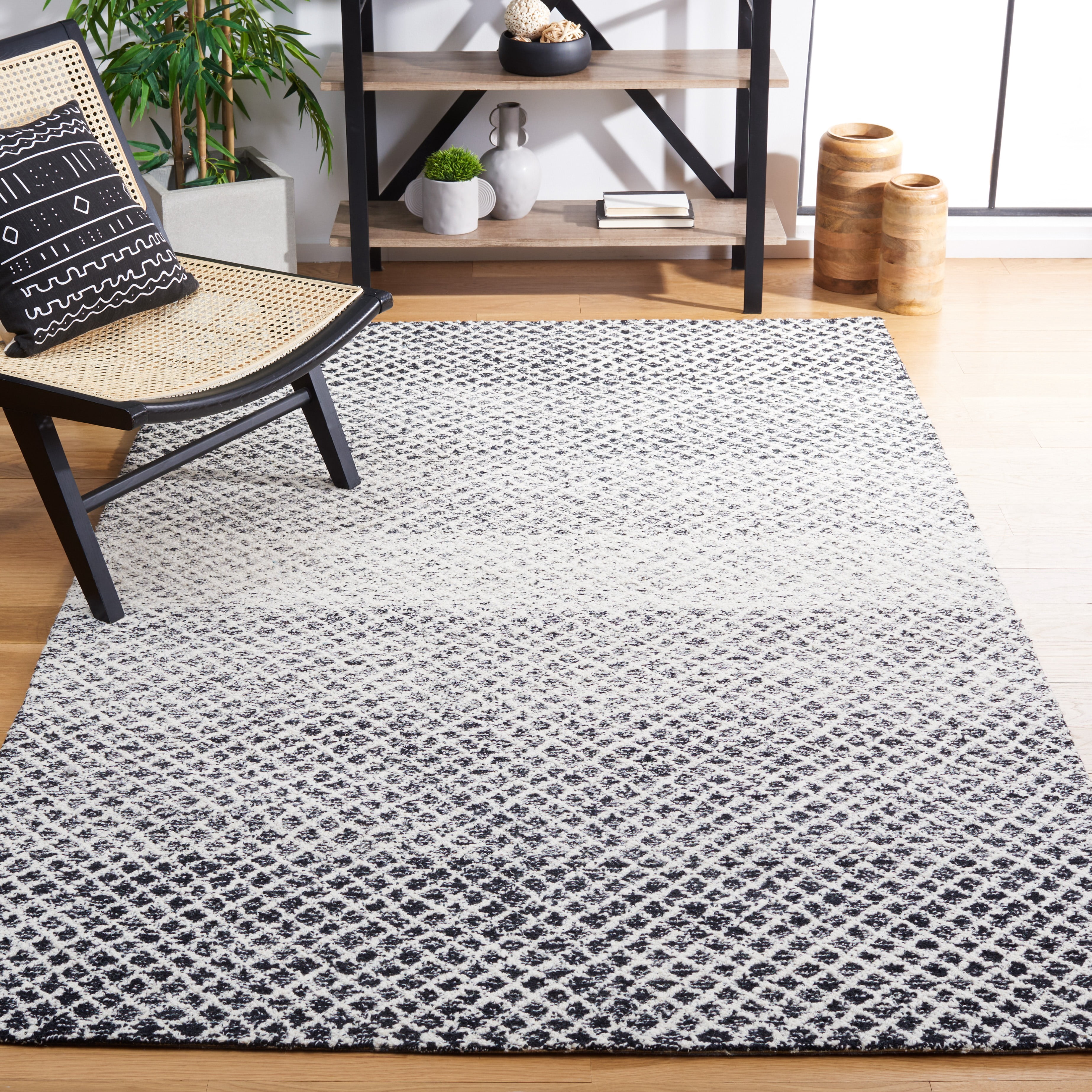 SAFAVIEH Micro-Loop Arnold Diamond Area Rug, Black/Ivory, 4' x 6'