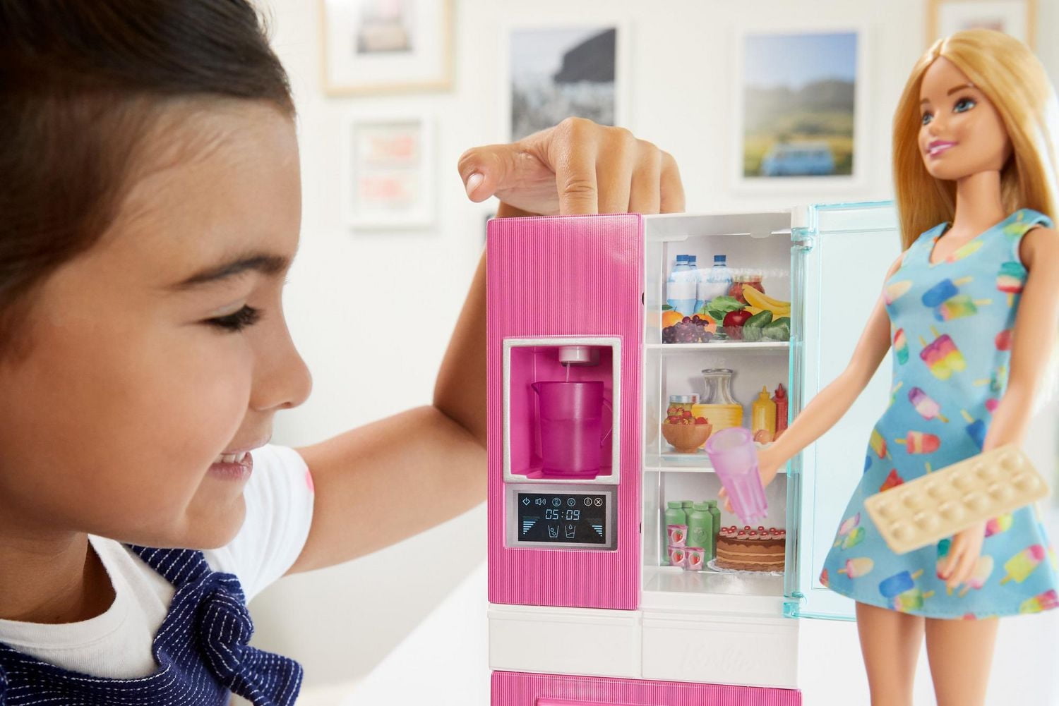 Poupée Barbie, blonde, et coffret Mobilier avec réfrigérateur doté d’un distributeur d’eau qui fonctionne vraiment