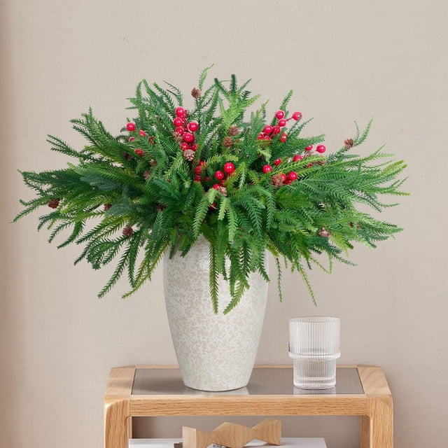 Musbetu Branche de Pin Simulée Fausse Verdure Feuillage Brindille de Pin Artificielle avec Pommes de Pin Baies Rouges pour Bricolage Couronne Vases pour la Maison Noël Fêtes d'Hiver