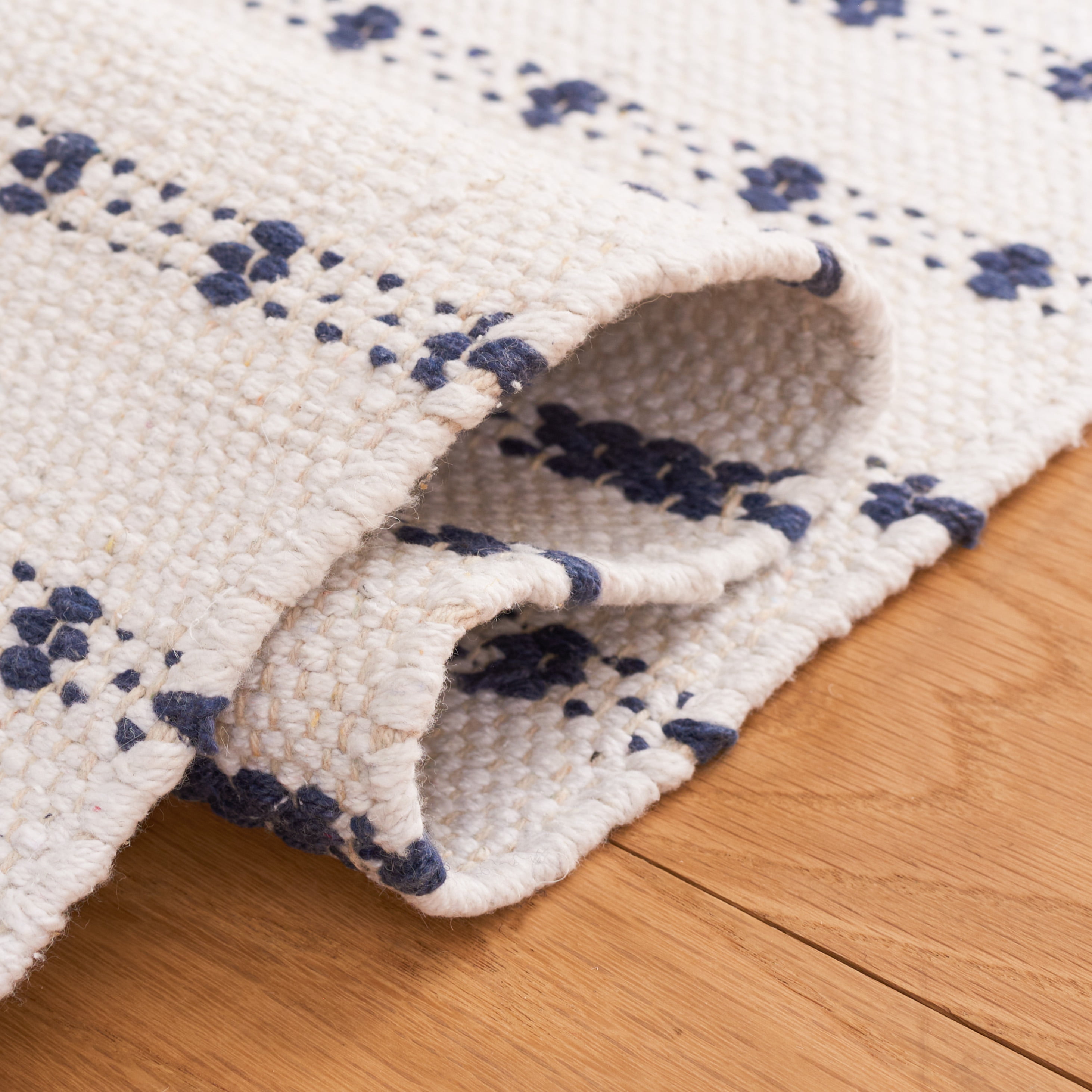 SAFAVIEH Montauk Nuala Abstract Dots Cotton Area Rug, Navy/Ivory, 6' x 6' Square