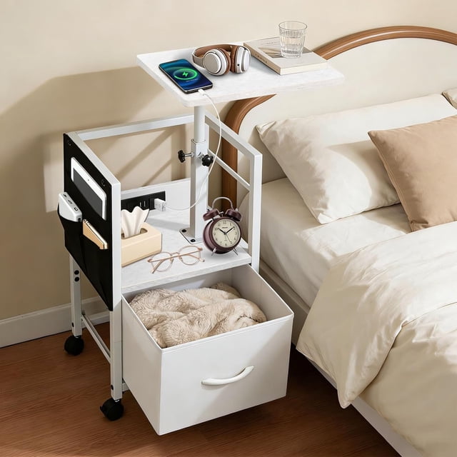 Buró para Recámara Giratorio 360° y Altura Ajustable, Mesita de Noche de Madera y Metal con Estación de Carga, Mesa Auxiliar con Cajón y Bolsa Lateral para Dormitorio, Sala (Blanco)