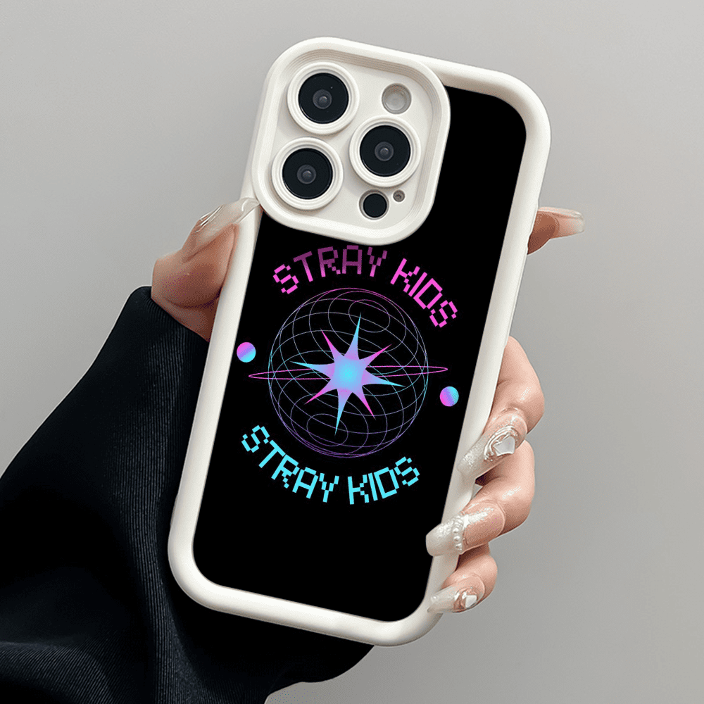 nurkorki 2 Pezzi Nero Cover per iPhone 13 Pro Max 6,7,Custodia con Kpop Stray Kids Skzoo Aesthetic Design per Donne Skz Fans,Morbido TPU Cartoon Silicone Antiurto Protettiva Bumper Case,Anime