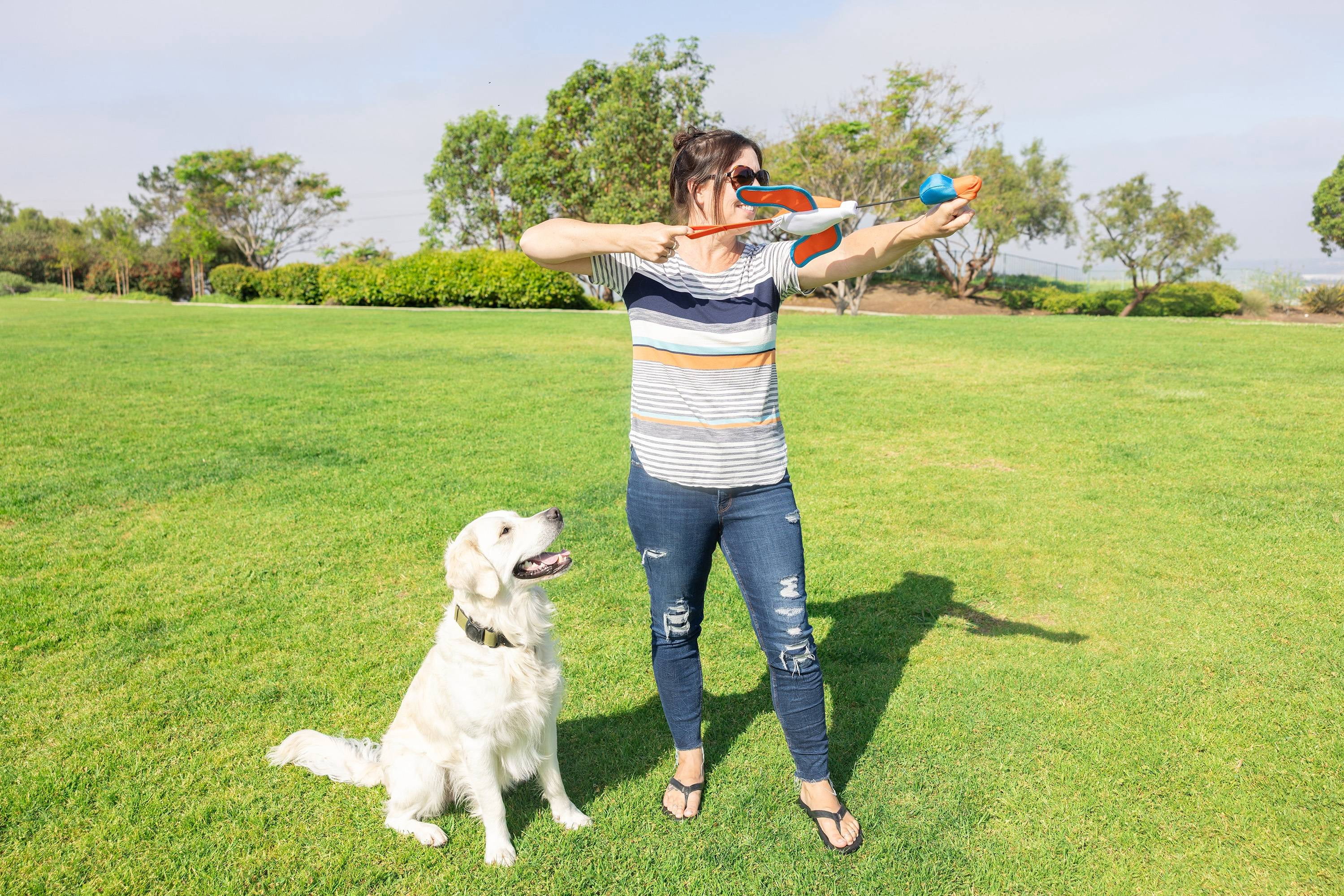 Chuckit! Flying Duck Slingshot Fetch Toy, Orange & Blue – Crinkle Fabric Duck for Dogs Up to 100 lb, Pack of 1