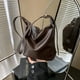 thumbnail image 4 of Bolso bandolera de hombro versátil, de gran capacidad, estilo retro, informal, de lujo, ligero, tendencia de moda, para mujer, 2025, 4 of 5
