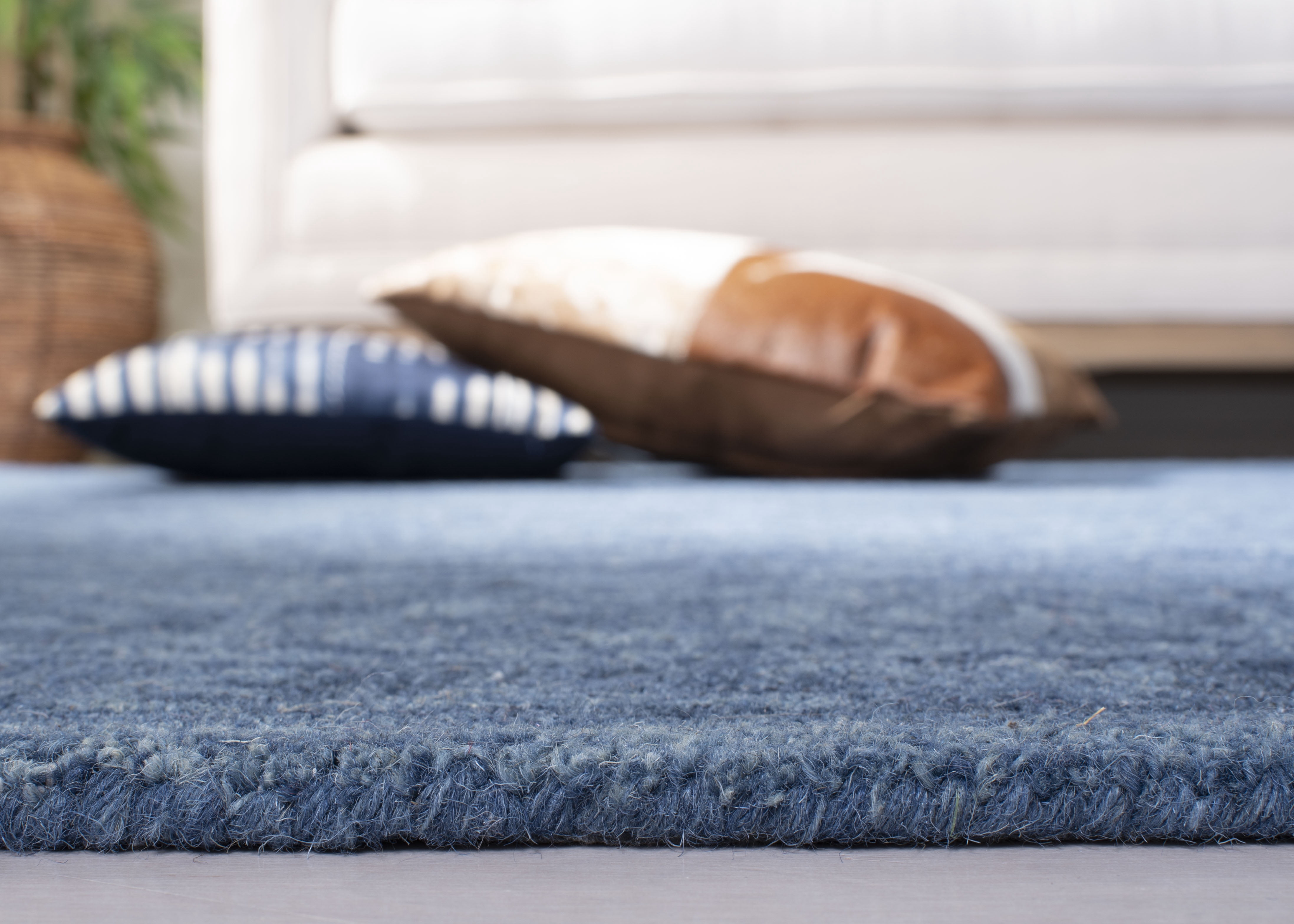 Safavieh Dip Dye Felicia Floral Area Rug, Navy Blue, 5' x 5' Round
