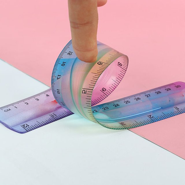 Una regla flexible irrompible de color, una regla de plástico de 30 cm se puede doblar, una regla métrica, una regla plana para niños y adultos en el aula